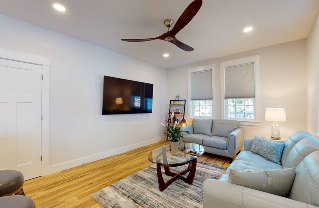 All new 2BR 1BA w/ King bed-Fast Wi-Fi 75" OLED TV - 15 minute walk to Riverwalk