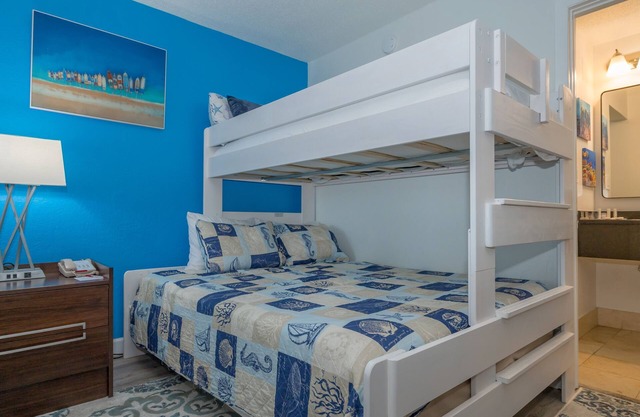 All-New, Bunk Bed, Huge Pool, 70" TV, Tiki Bar & Grill!