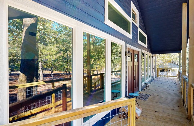 All-new cottage with resort amenities, covered porch, & screened dining room