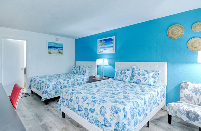 All-New, First Floor, Huge Pool, 70" TV, Tiki Bar!