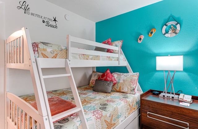 All-New, Huge Pool, 70" TV, Bunk Beds, Tiki Bar & Grill!