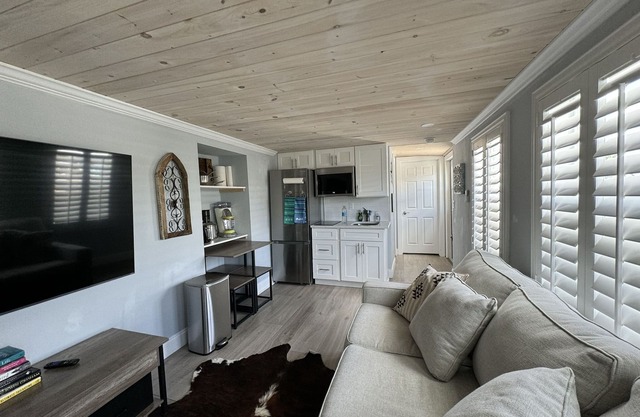 Incredible location. Waterfront unit in Matlacha with many amenities!