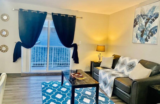 All private 2 BRoom w 2 QUEEN BEDS-1 BTHRM-FREE PARKING-FAST WI-FI-CENTRAL LOCATION