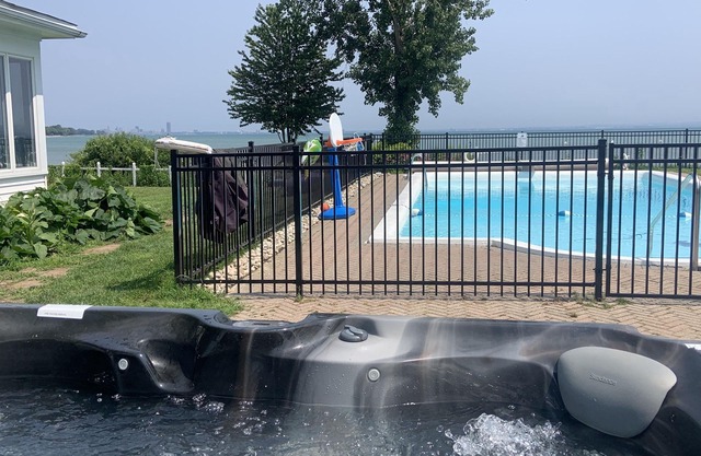Waterfront Large Estate Home w una playa de arena y piscina - Vistas espectaculares