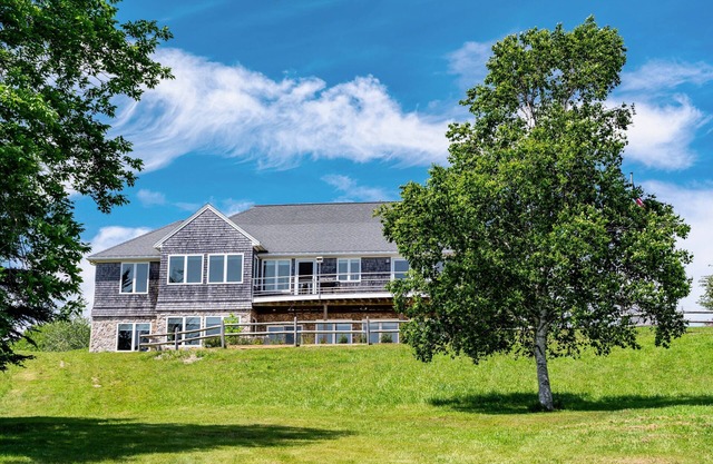 All season private cottage with game room and large fenced yard on North Haven