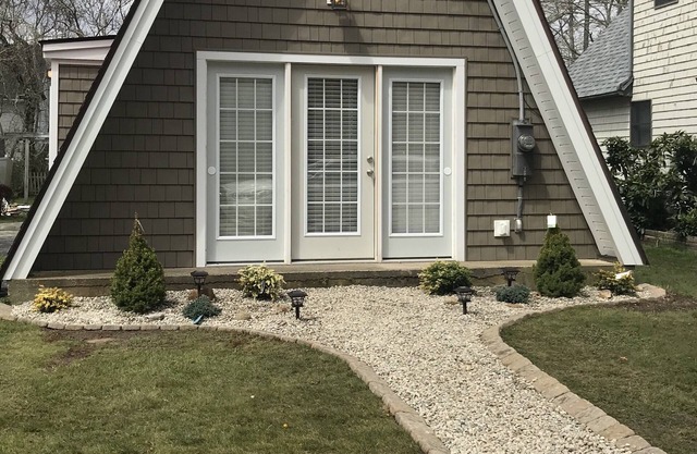 All Season Rental !!!!! Renovated; 5 min.Walk to Scarborough beach!