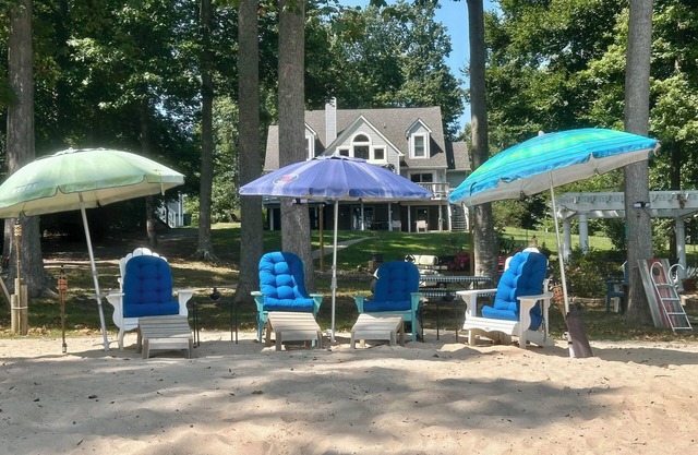 Fabulous Retreat on the lake Private beach,boathouse,dock and deck.