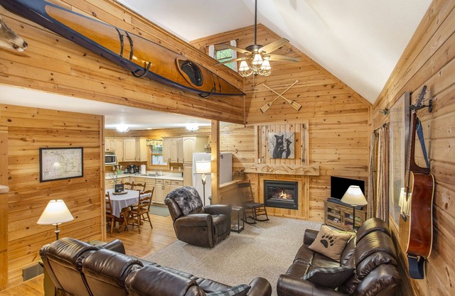 All-Seasons Woodland Escape: Fire Pit, Deck, Grill