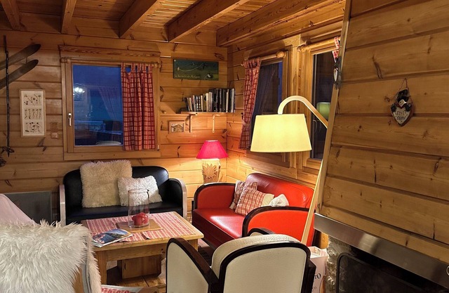 Sólido mancha de madera bio cabaña con una sauna finlandesa en el corazón de los Vosgos