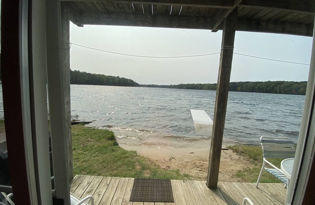 ALL YEAR ROUND FUN! LAKE FRONT! BLUE BEAR TRAIL UP THE DRIVEWAY! I