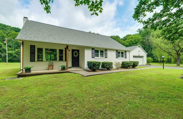 Alleghany Mountain Cottage w/ Porch & Backyard