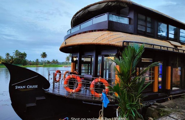 Alleppey house boat Swan cruise