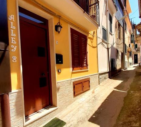 Alley 8