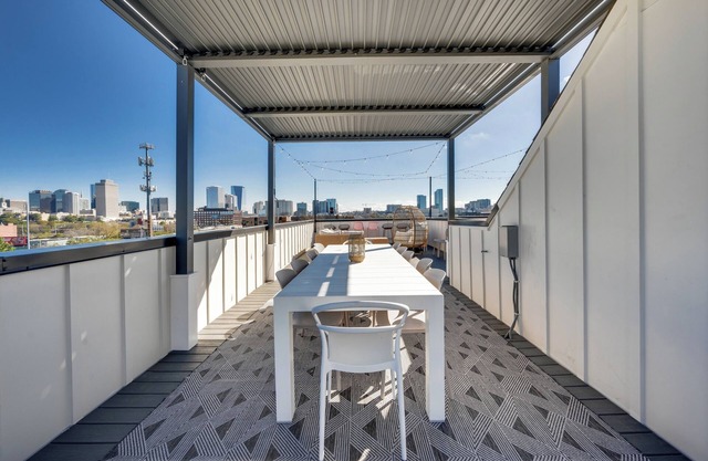 AllSaints +9 beds+ 4bd/4.5ba stunning rooftop views near Broadway
