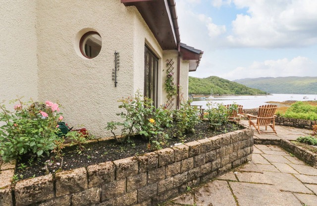 ALLT AN DORRAN, pet friendly, with open fire in Salen