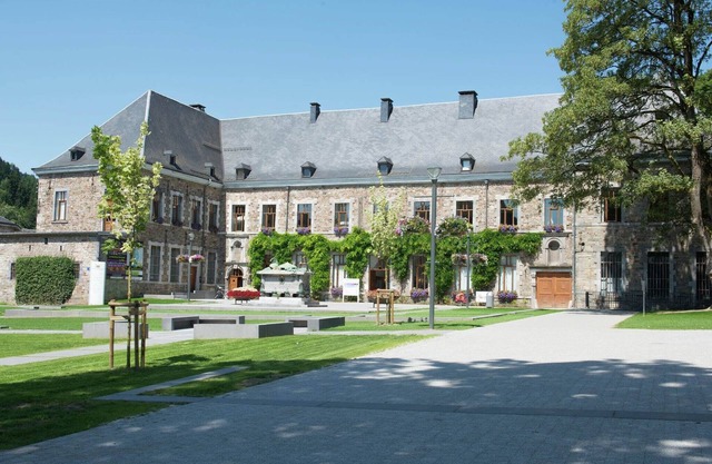 Casa victoriana en el bosque con vistas despejadas a la ciudad y sauna