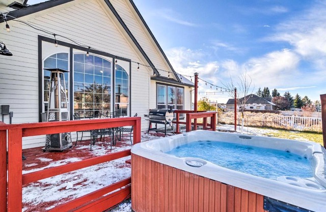 Alluring Home with Fire Pit Less Than half Mi to OIT!