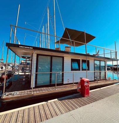 ALMALO Floating House - Casa Galleggiante
