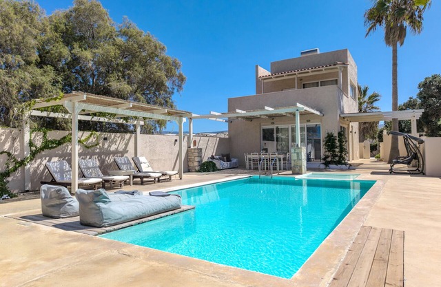 única frente a la Villa junto a la playa y todas las comodidades, piscina privada