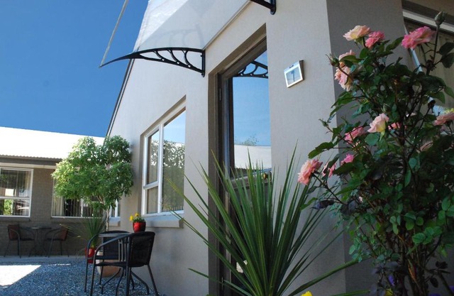 Almond Court Motel