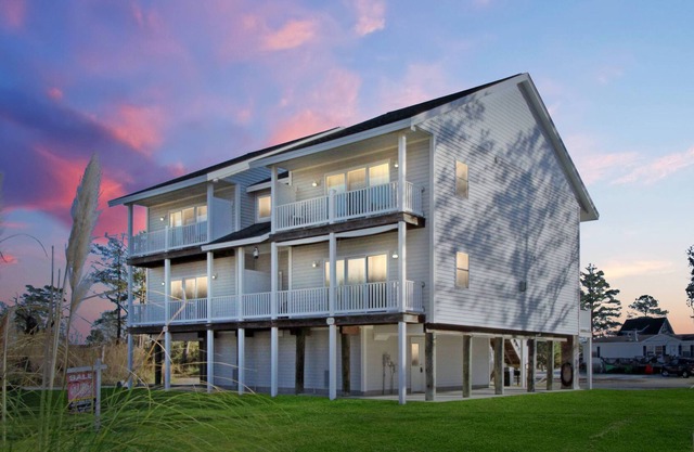 Almost Bayside, water view and pet friendly!