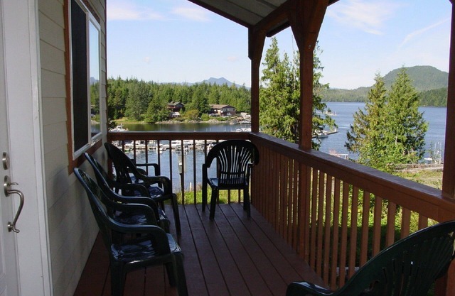 Casi Home VR 5-Bdrm, 5 baños con vistas al puerto deportivo Knudson Cove. Bienvenidos pescadores