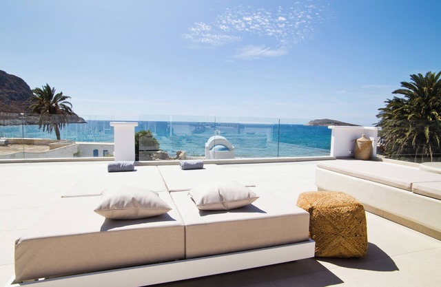 Almyra Luxury Bliss Suite Open Plan with Sea View, Roof Top & Jacuzzi