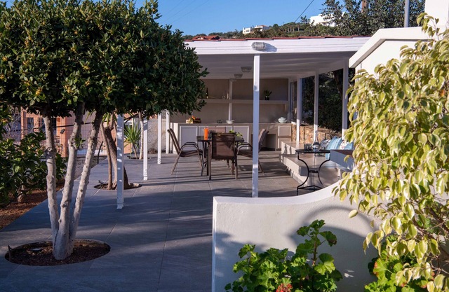 Almyros Residence by the sea 6bd with garden & BBQ