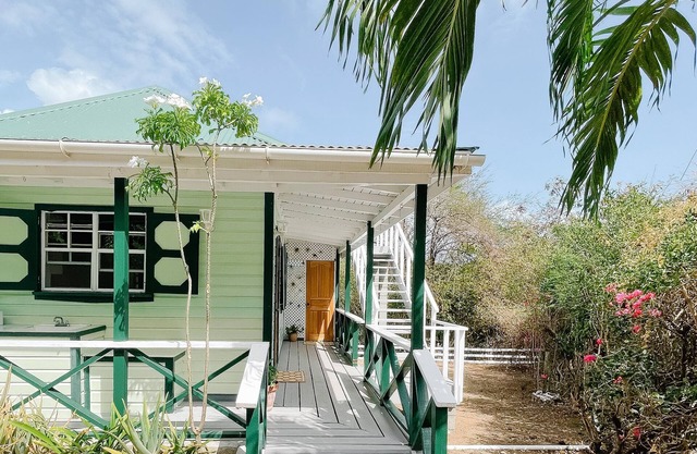 Aloe Cottage, Cute 2 Bedroom Caribbean Cottage with 2 Verandas