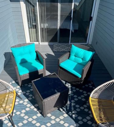 Aloha Cottage, Nanoose Bay - 2 Bdrm Oceanfront Unit with Private Deck