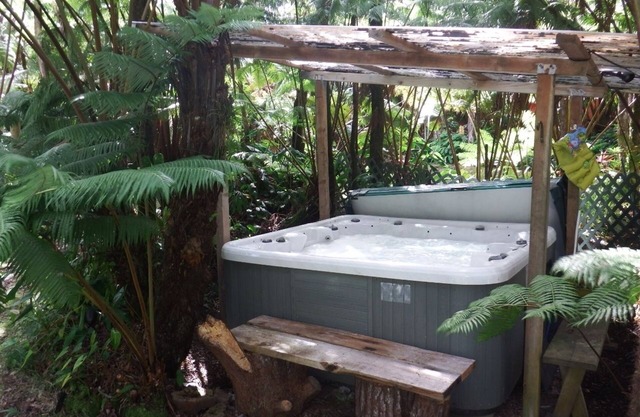Aloha Crater Lodge and Lava Tube