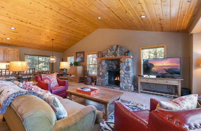 Alpen Glow by Tahoe Getaways - Private Hot Tub, Close to Northstar