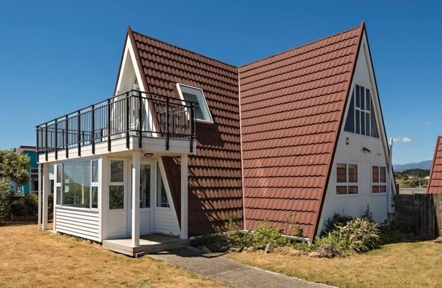 Alpha Holiday House-Unique Ocean-Front Beach House
