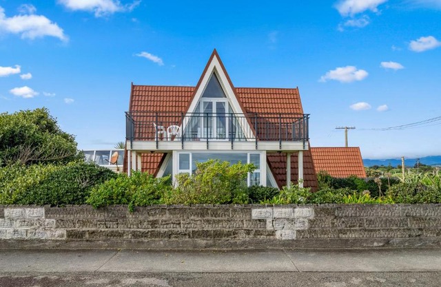 Alpha - Otaki Beach Holiday Home