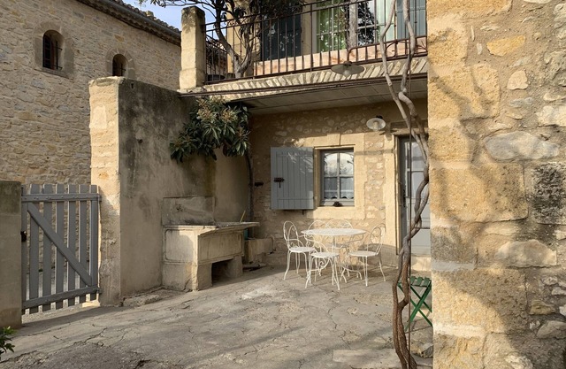 Alpilles, light-filled village house with air-con, courtyard, for 2 or 4