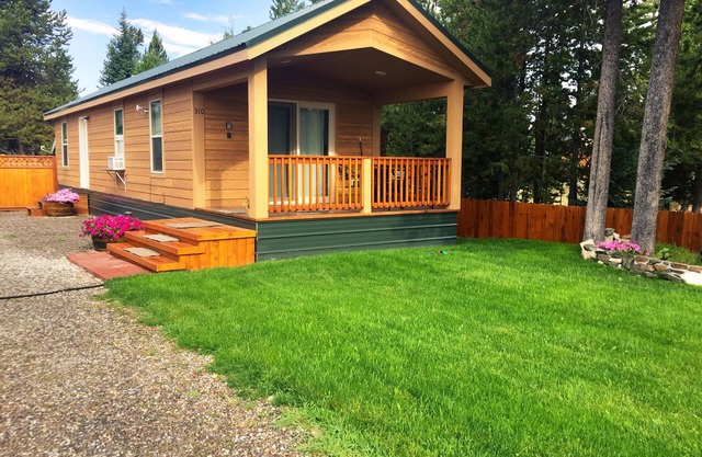 Alpine 1 - Cozy cabin home-base for adventures!