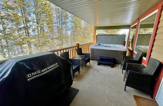 Alpine Bliss Awaits: Beautiful Mountain Home with Hot Tub