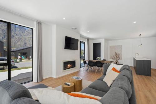 Alpine Bliss - Breathtaking Views from Every Window