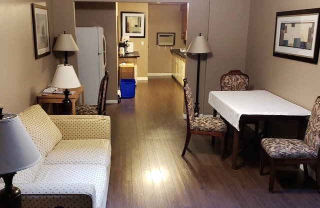 ♥ 3 habitaciones para 8 personas ☆ Excelente valor ☆ 5 minutos para jugar al golf y esquiar ♥ ¡DESAYUNO GRATIS!