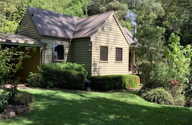 Shady Brook Alpine Delux Cottage y jardines