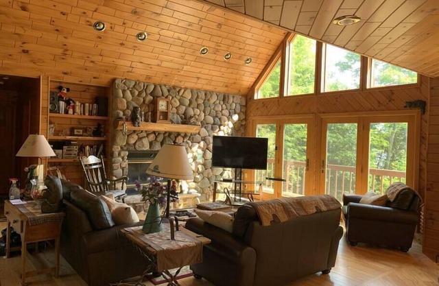 Alpine Haus - Large Recreational and Fishing Lake