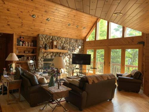 Alpine Haus - Large Recreational and Fishing Lake