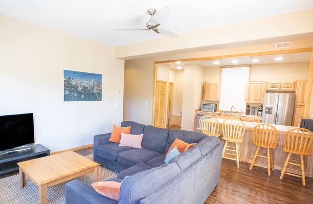 Alpine Home near town. Ski/Hike/Bike/Fish & more!