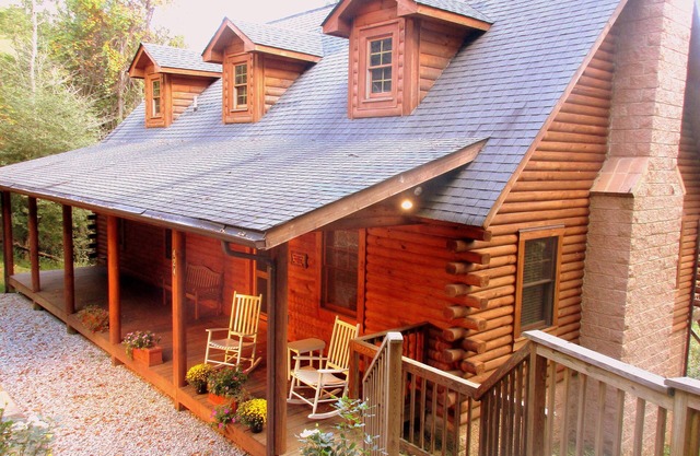 CABINA DE REGISTRO ALPINO / ACOGEDOR, CÓMODO, MONTAÑAS MODERNAS / AZULES CERCA DE BOONE N. C.