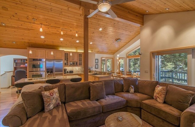 Alpine Meadows home w/ Private Hot Tub, Close to hiking, Fireplace- Mineral Springs Getaway