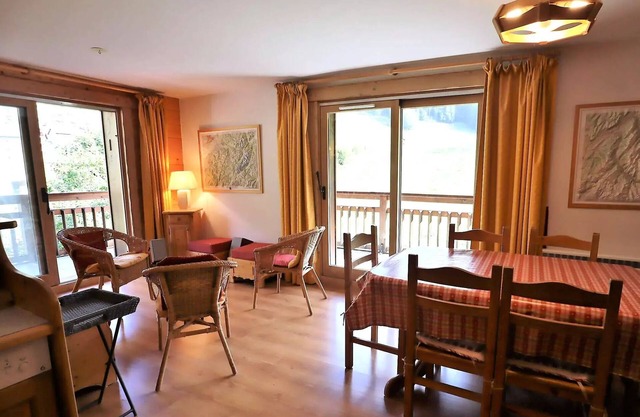 Alpine Residence - 3 bedroom apartment ideal for 7 to 8 people, close shuttle stop