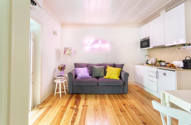 ALTIDO Chic 1BR Apt with balcony close by Graça Viewpoint and tram stops