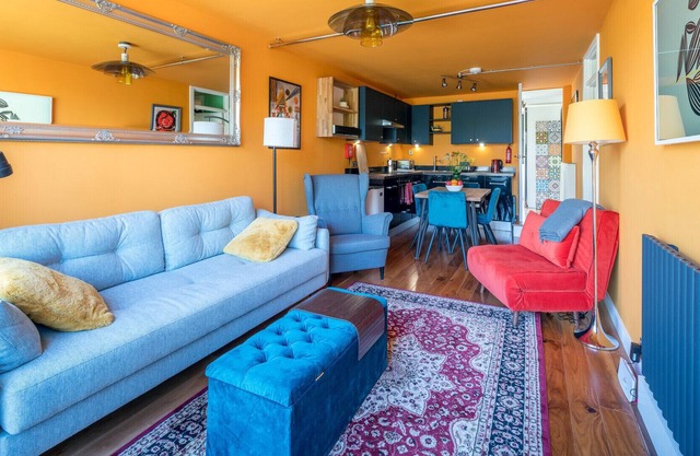 ALTIDO colourful 2-bed flat w/ Thames views