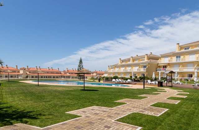 Altido Stunning Ericeira Flat W/2 Shared Pools & Gym
