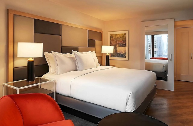 Always a Great Idea To Unwind! Parking, Onsite Pool, Close to Navy Pier